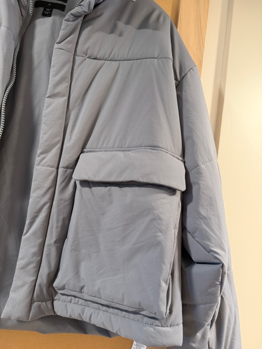 ALO Yoga women’s Gray Cropped Puffer Jacket - Picture 3 of 5